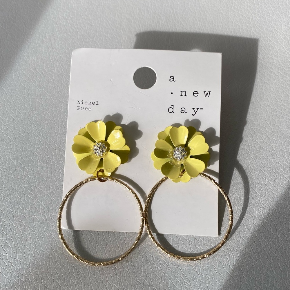 A NEW DAY earrings with yellow floral and hoop design 🌼⭐️🟡 - Picture 2 of 5